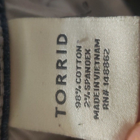 TORRID LIGHT WASH DISTRESSED PATCHED MID RISE SKINNY JEANS SZ 14 - Picture 6 of 12